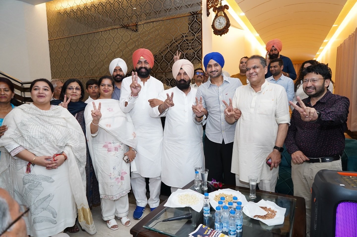 आप उम्मीदवार अरोड़ा के हक में निकाले रोड़ शो में किक्रेट बैट पर आटोग्राफ देते दिखे सांसद हरभजन सिंह, 