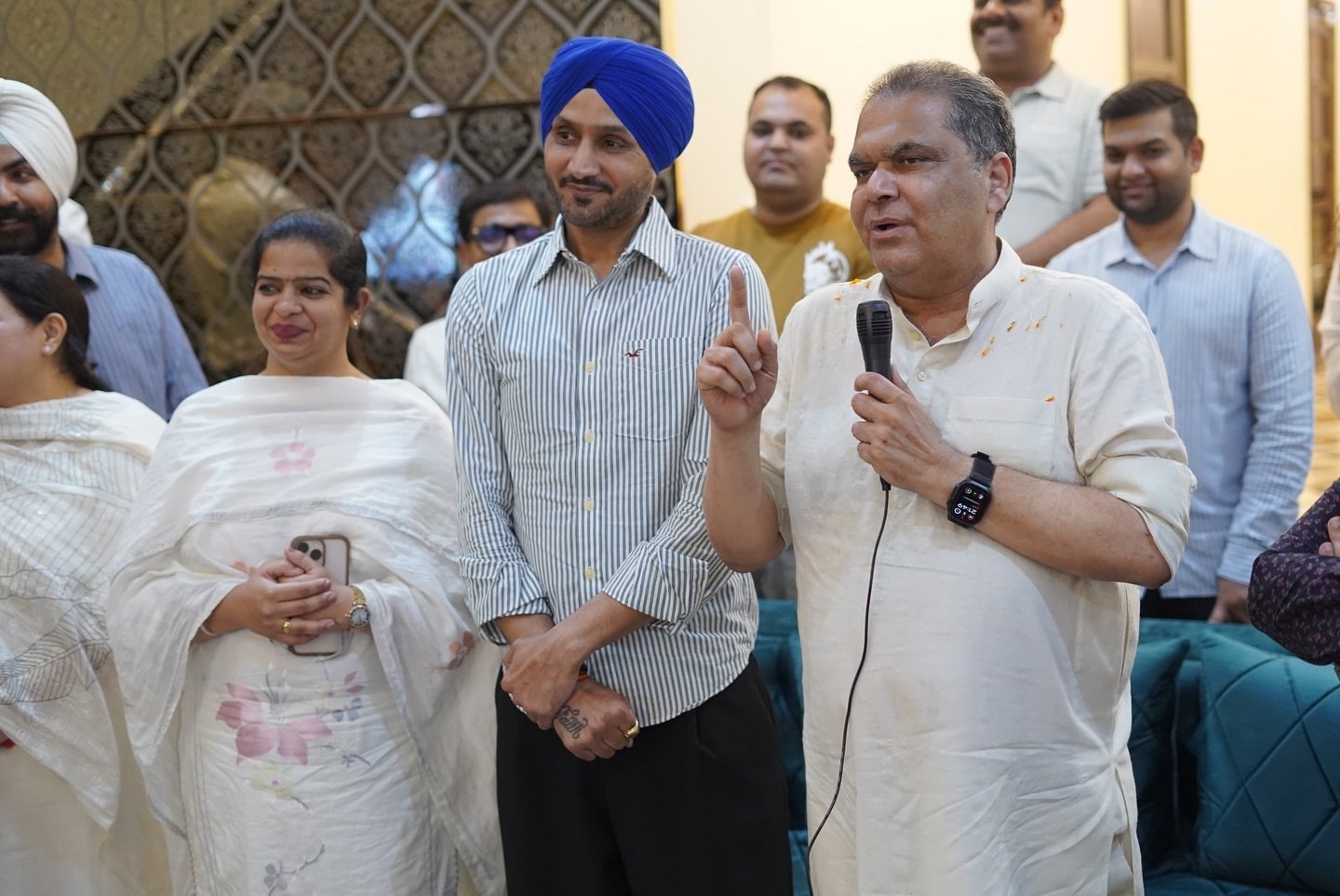 आप उम्मीदवार अरोड़ा के हक में निकाले रोड़ शो में किक्रेट बैट पर आटोग्राफ देते दिखे सांसद हरभजन सिंह, 