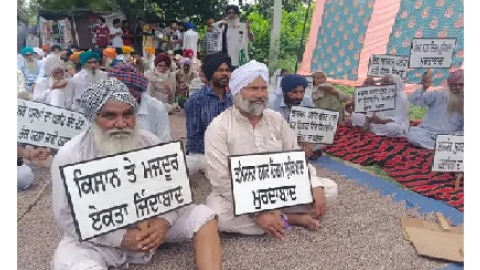 Slaughterhouse-plant-in-noorpur-bet-villagers-staged-a-sit-in-protest-said-will-fall-ill-from-the-stench-area-converted-into-police-cantonment