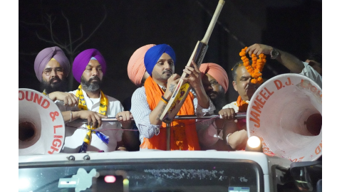 आप उम्मीदवार अरोड़ा के हक में निकाले रोड़ शो में किक्रेट बैट पर आटोग्राफ देते दिखे सांसद हरभजन सिंह, 